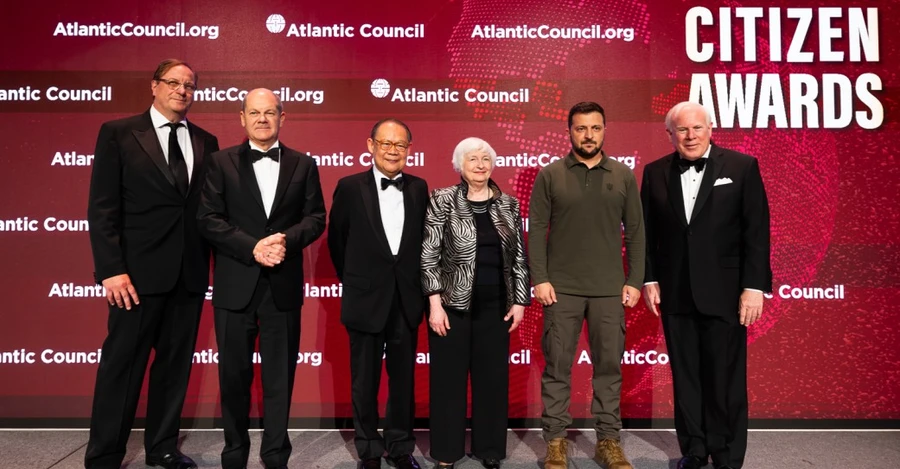 Зеленский в Нью-Йорке получил высшую награду премии Global Citizen Awards от Atlantic Council