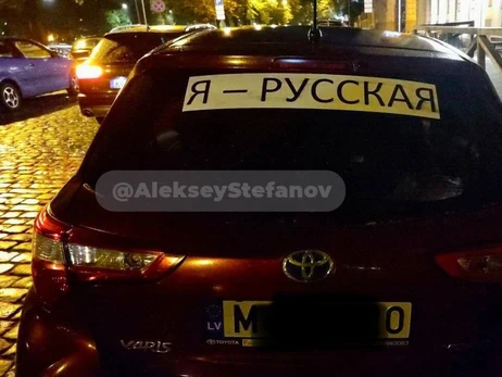 У Латвії поліція штрафуватиме водіїв авто з наліпками 