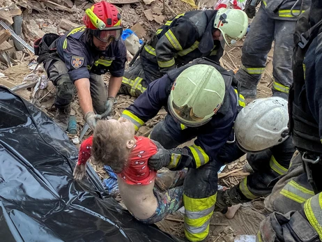 З-під завалів у Харкові дістали тіло жінки — бабусі загиблого хлопчика та його пораненого брата