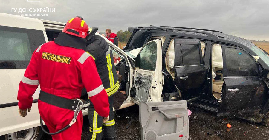 В масштабном ДТП на Львовщине погибли три человека, еще пятеро ранены