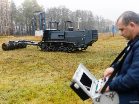 Харківські сапери отримали першу вітчизняну машину для підготовки ґрунту за 5 млн гривень