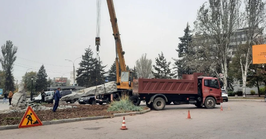 В центре Запорожья убрали остатки памятника Пушкину — он простоял без 