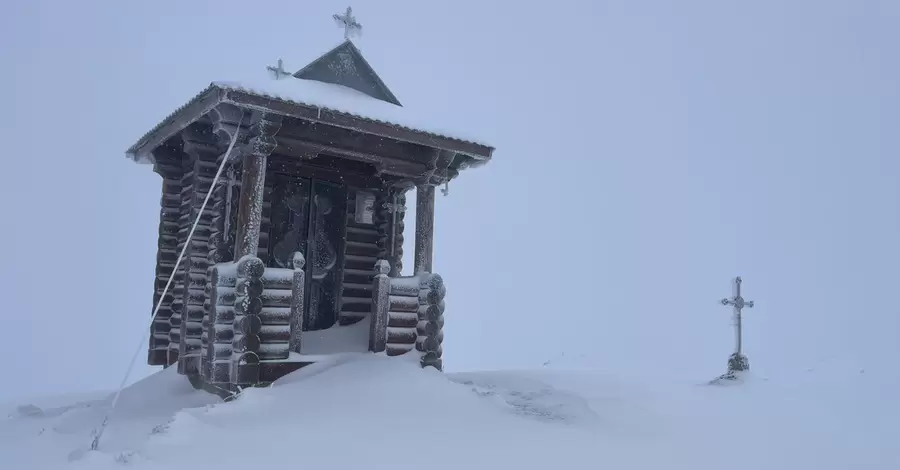 В Карпатах 6 градусів морозу і випав сніг