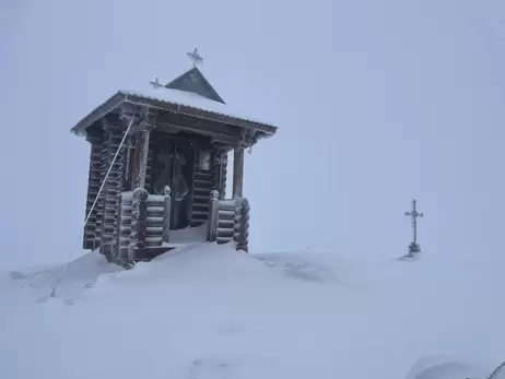 В Карпатах 6 градусів морозу і випав сніг