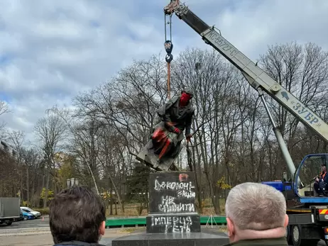 У Києві на Шулявці демонтували пам'ятник Пушкіну