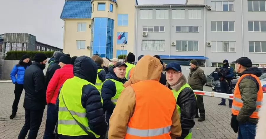 Перевізники у Луцьку та Львові влаштували акції протесту під польськими консульствами