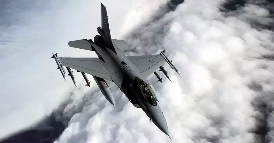 США заявили о начале подготовки украинских пилотов на F-16