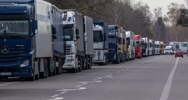 Очередь фур на украинской границе превысила месяц из-за страйка польских перевозчиков