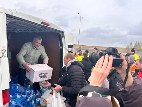 Водіям вантажівок, яких заблокували польські перевізники, почали підвозити їжу