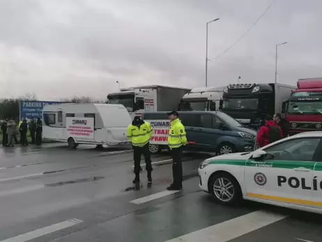 Словацкие перевозчики временно разблокировали движение грузовиков на границе с Украиной