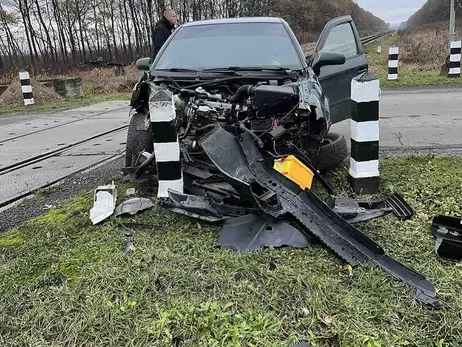 В поезд «Черновцы – Львов» врезался автомобиль