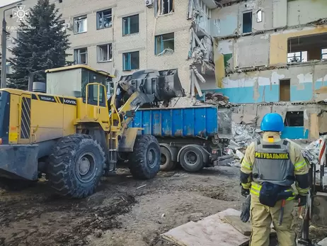 Обстрел Селидово: из-под завалов достали тело третьего погибшего