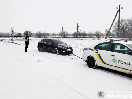 Украинцев просят не выезжать на авто без надобности из-за гололеда и снега