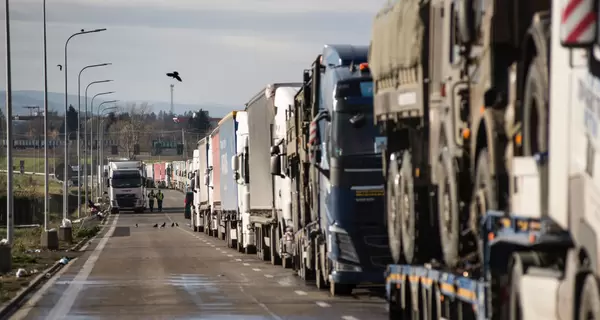 Застрявшие на границе дальнобойщики: Заканчивается еда, вода и топливо, но груз не бросим