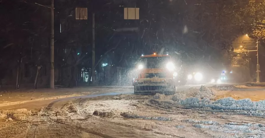 На Одещині через негоду впала 100-метрова труба, на заметених ділянках залучили БТРи