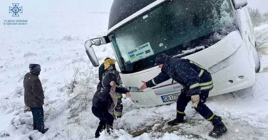 Негода в Україні: епіцентр циклону зміщується на північ, усе більше доріг замітає снігом