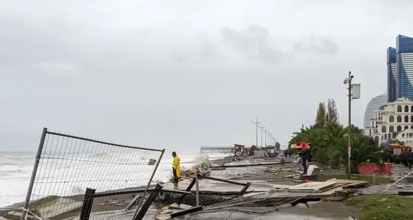 Шторм в Черном море добрался до Грузии