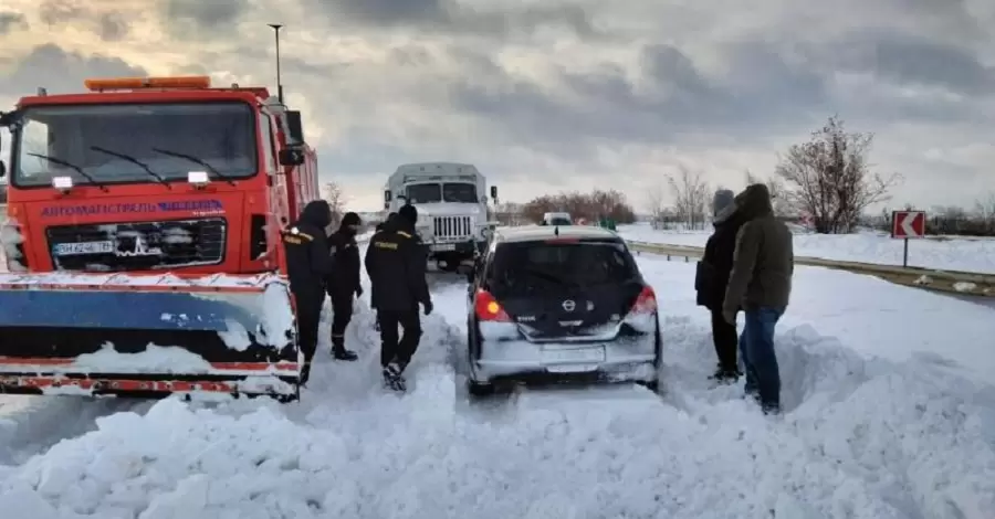 Закарпаття та Львівщину засипає снігом, рух на трасах ускладнений