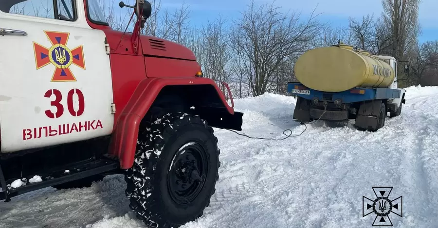 Из-за непогоды в Украине без света остается более 500 населенных пунктов