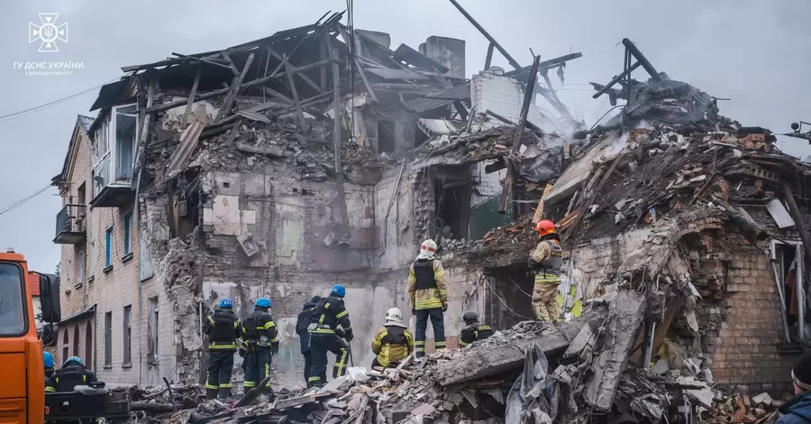 На Донеччині з-під завалів триповерхового будинку, в який влучила російська ракета, дістали двох загиблих