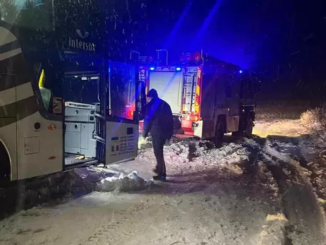 На Львовщине спасатели вытаскивали автобус с детьми из сугробов 