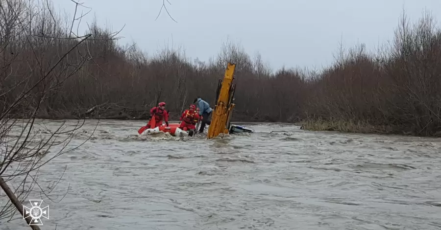 На Прикарпатті врятували чоловіків, які на тракторі зʼїхали в річку з сильною течією