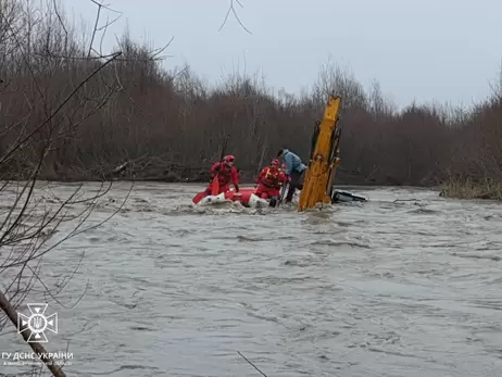 На Прикарпатті врятували чоловіків, які на тракторі зʼїхали в річку з сильною течією