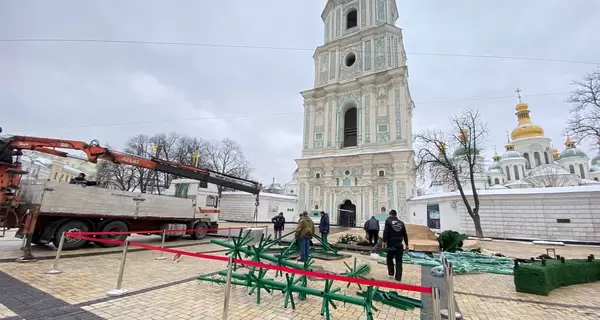 В центре Киева начали монтаж главной елки