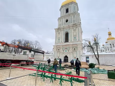 У центрі Києва почали монтаж головної ялинки