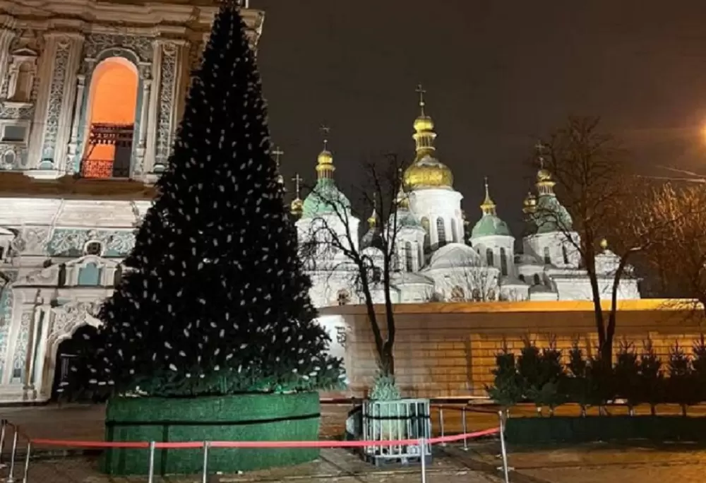 У Києві встановили ялинку - залишилося лише прикрасити