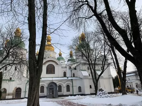 В Киеве с куполов Софийского собора сняли кресты