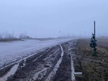  Волонтер розповів, як йому вдалося встановити новорічну ялинку під Бахмутом