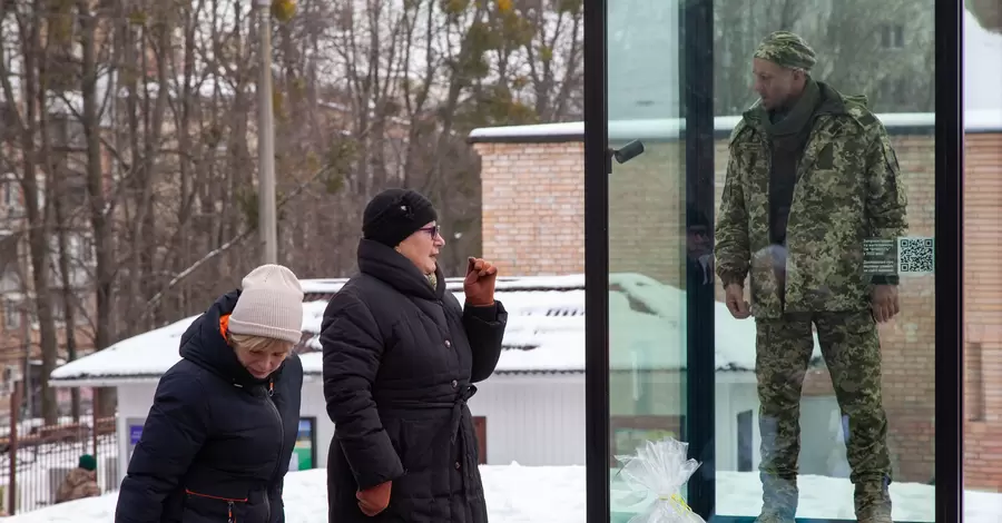 Автори памʼятника Мацієвському заявили, що їх консультували матір та дружина загиблого героя