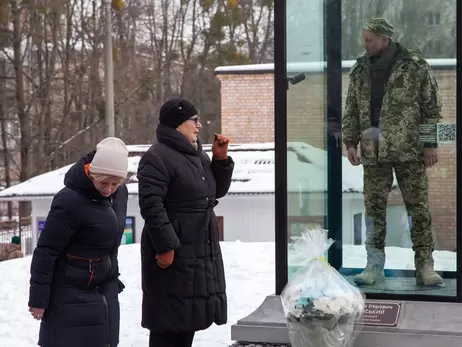 Автори памʼятника Мацієвському заявили, що їх консультували матір та дружина загиблого героя