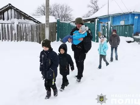 В Черниговской области эвакуировали в безопасное место семью с шестью детьми и котом