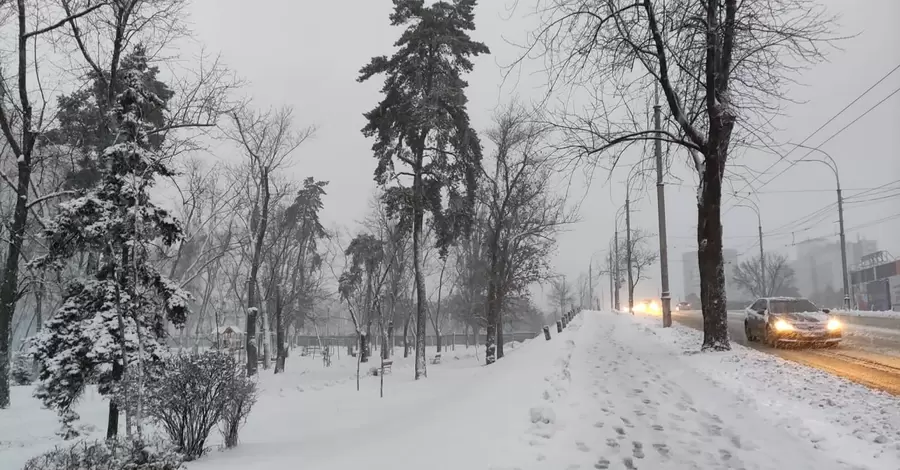 Через снігопад на Київщині енергетики переходять в посилений режим роботи (оновлено)