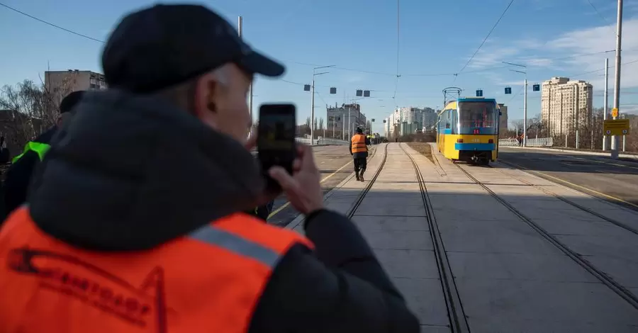 В Киеве открыли Дегтяревский путепровод, который рухнул во время монтажа