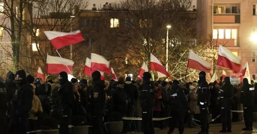 В Польше уволили руководство государственных СМИ, дошло до протестов и толкотни