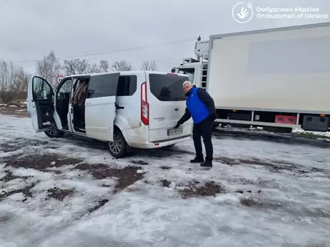 Украинским защитникам в плен передали посылки и письма