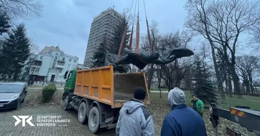 У Маріїнському парку демонтували пам’ятник учасникам «січневого повстання» 1918 року