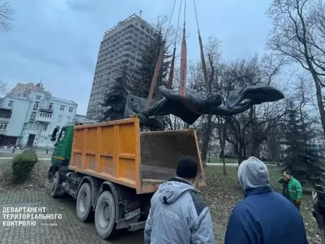 У Маріїнському парку демонтували пам’ятник учасникам «січневого повстання» 1918 року