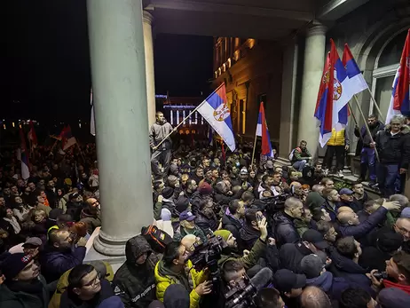 В Белграде прошли многотысячные протесты, полиция использовала перцовые баллончики