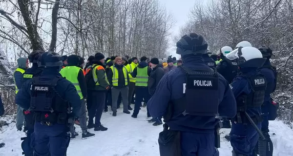 Польща блокує три пункти пропуску, у чергах стоять понад 3400 вантажівок