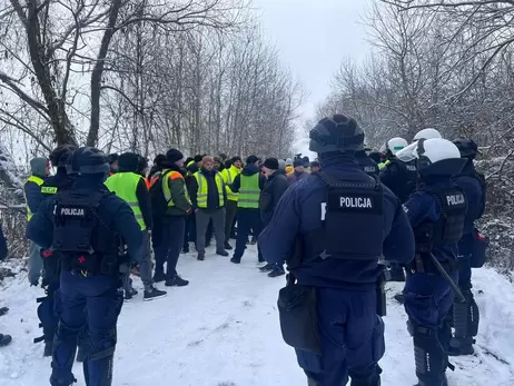 Польща блокує три пункти пропуску, у чергах стоять понад 3400 вантажівок