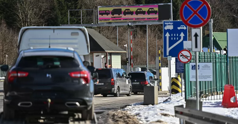 Люди з інвалідністю, багатодітні, зняті з обліку: кого випускають чи не випускають на кордоні