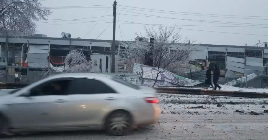 Торговельний центр у Кривому Розі пошкоджено внаслідок ракетного удару, загинула жінка