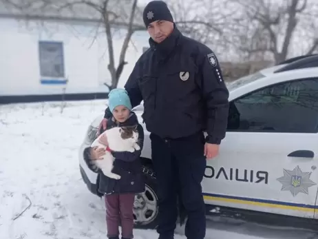 В Черкасской области маленькая девочка вызвала полицейского, когда ее кот упал в яму