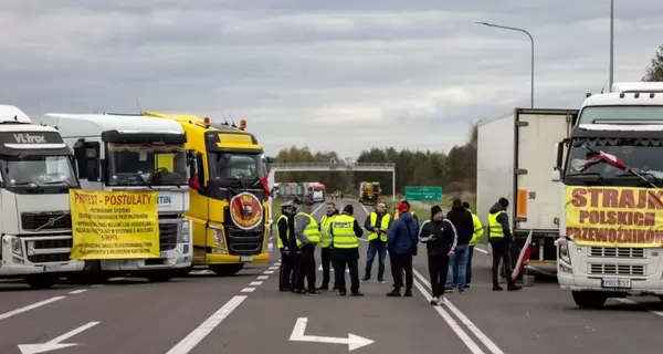 В очередях на украинской границе стоят около трех тысяч грузовиков