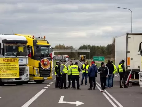 У чергах на українському кордоні стоять близько трьох тисяч вантажівок