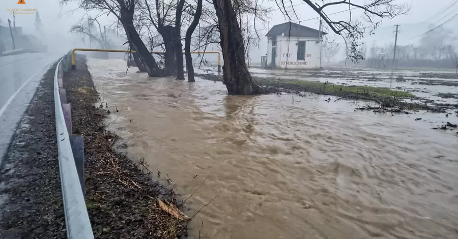 На Закарпатті через відлигу почалася повінь, будинки та дороги підтоплені 